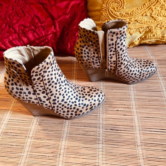 Sold!!!⭐️Leopard Print Wedged Booties ⭐️ - Picture 6 of 7